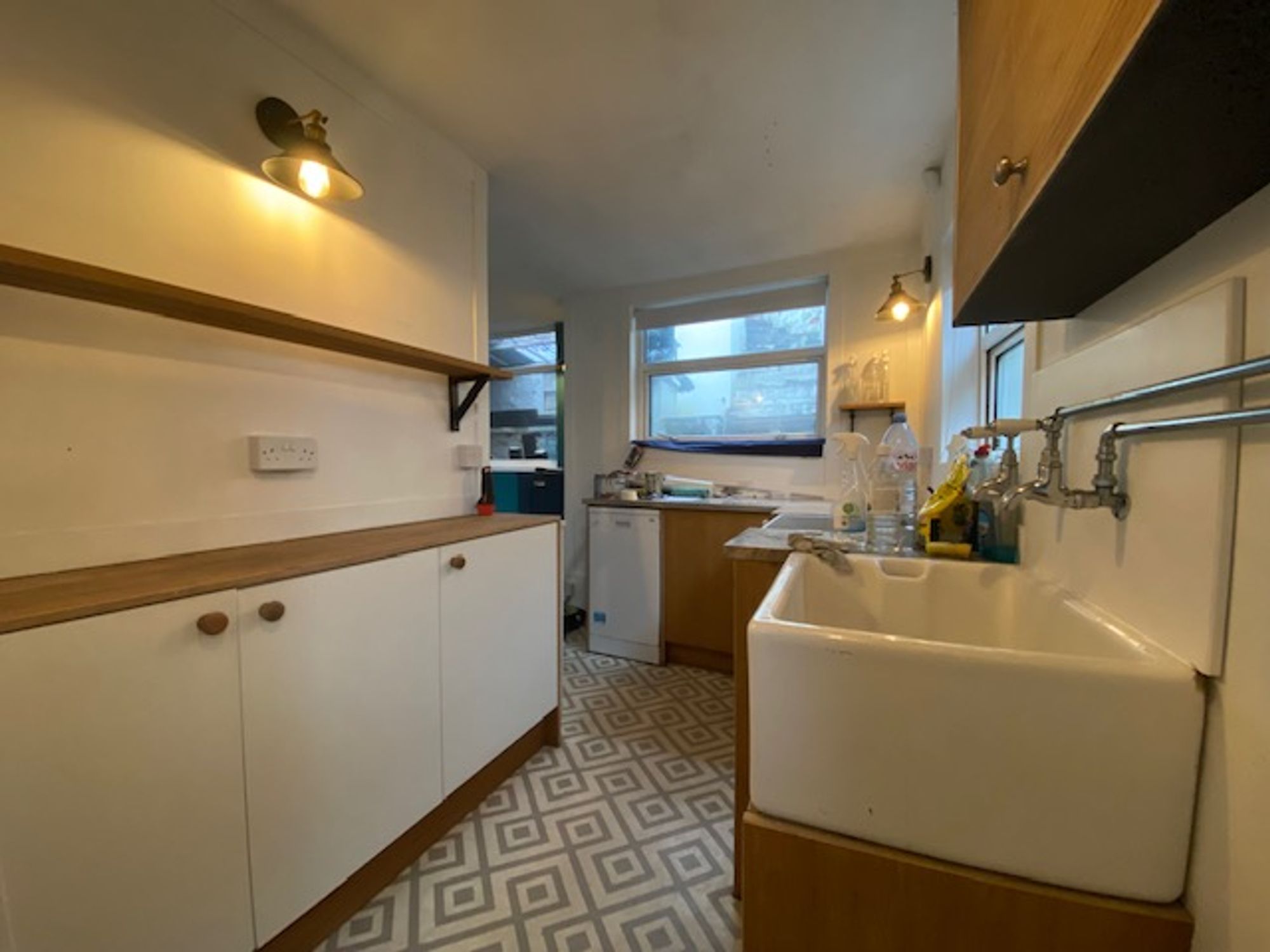 House Commercial Terrace in Treharris