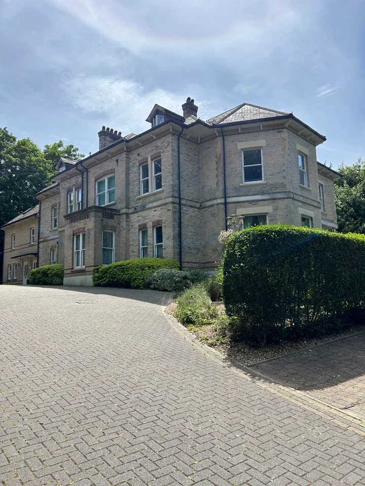 Flat Bodorgan Road in Bournemouth