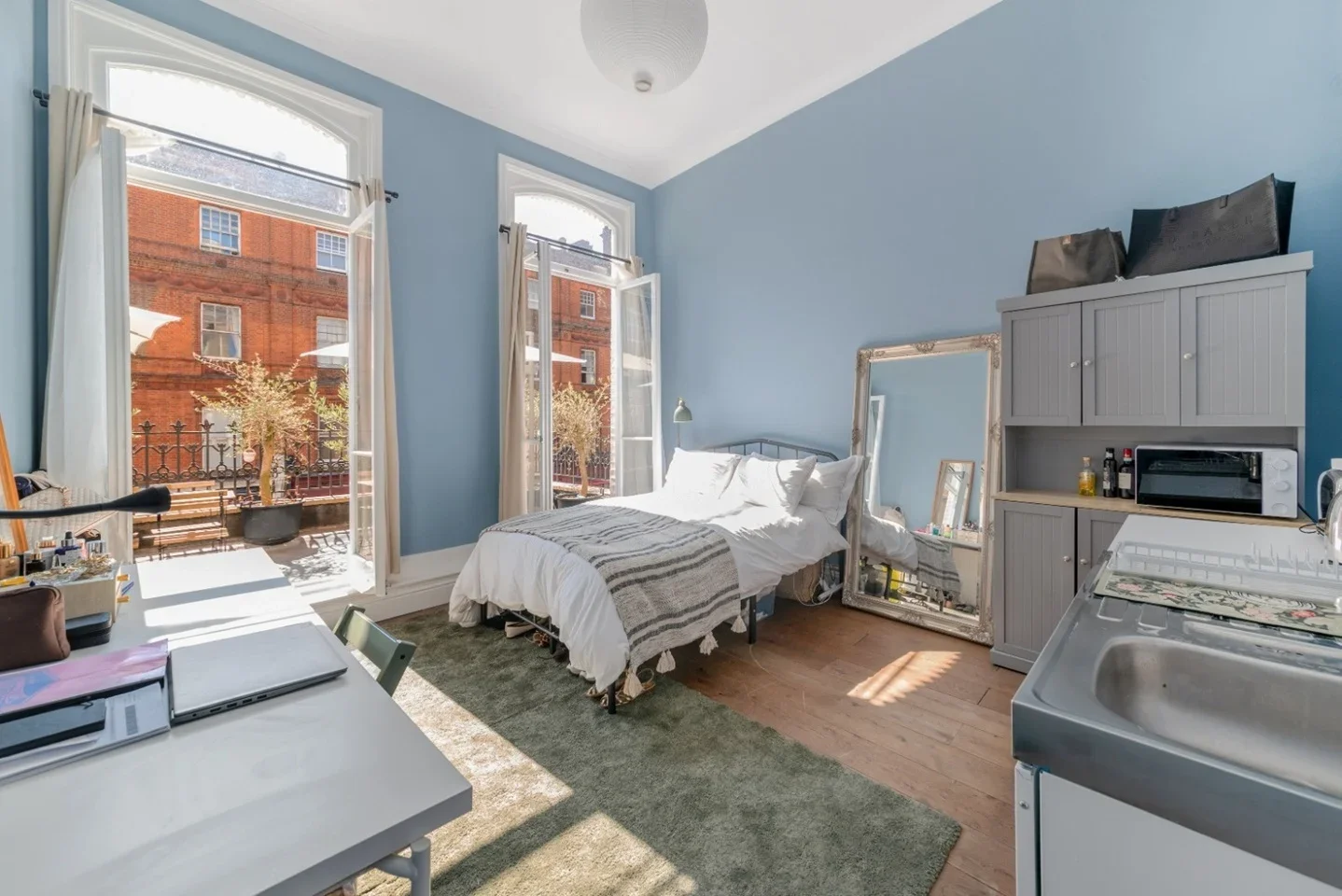 Room Earl's Court Road in Greater London
