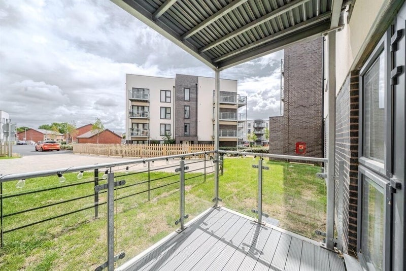 Flat Oxleigh Way in Harry Stoke