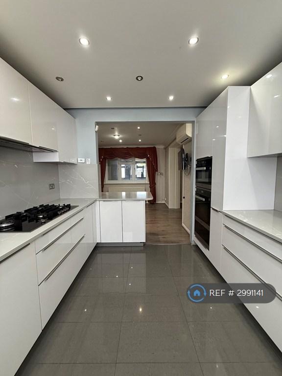 House Broadlands Close in Greater London