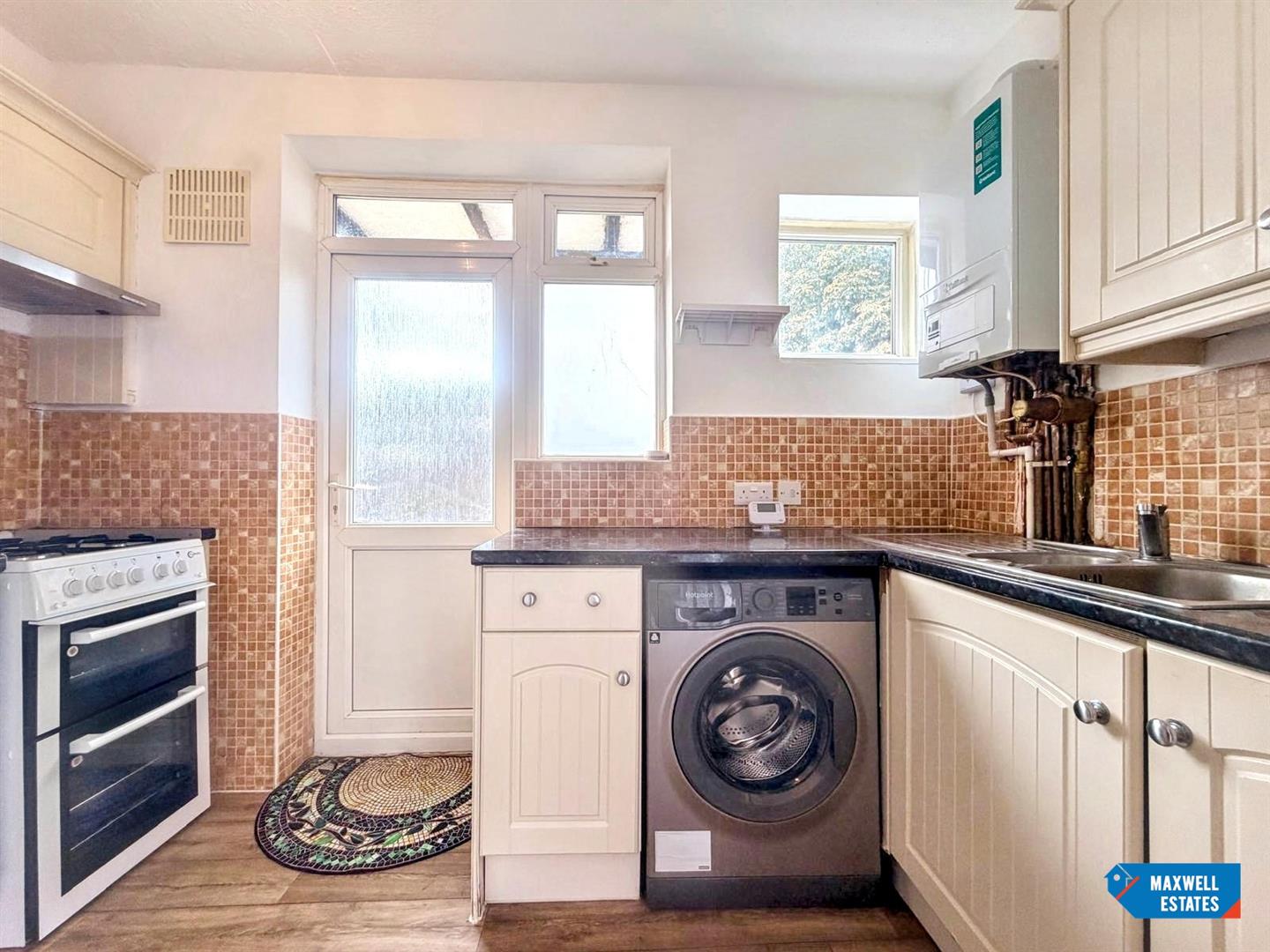 Flat Selwyn Court in Greater London