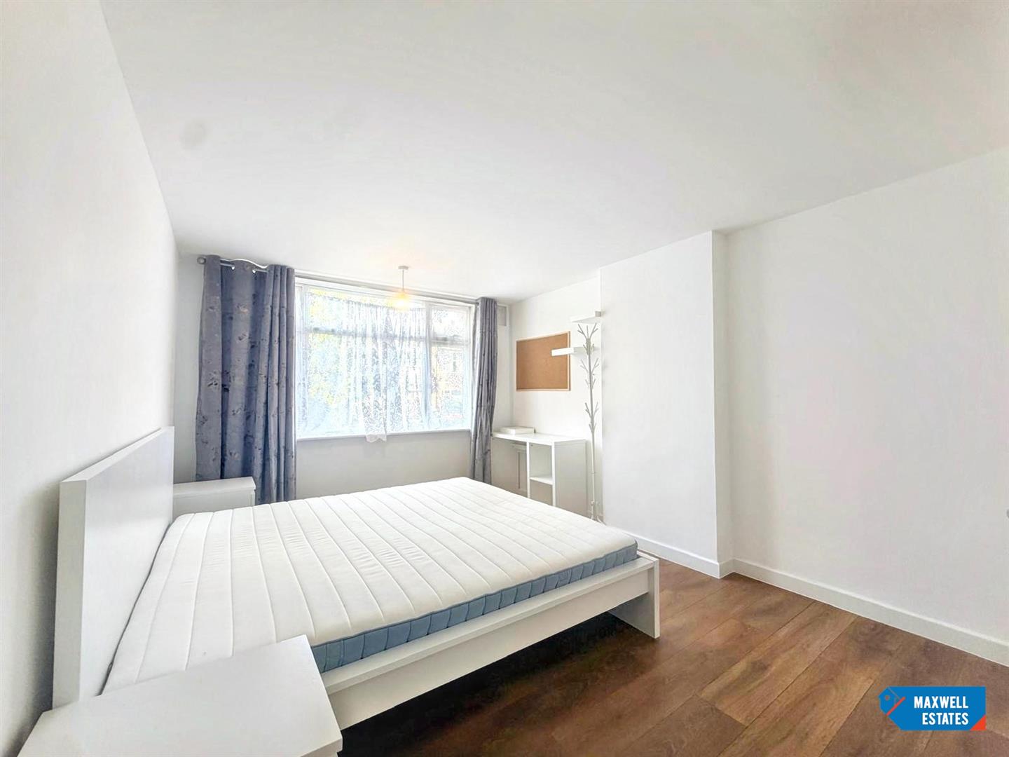 Flat Selwyn Court in Greater London