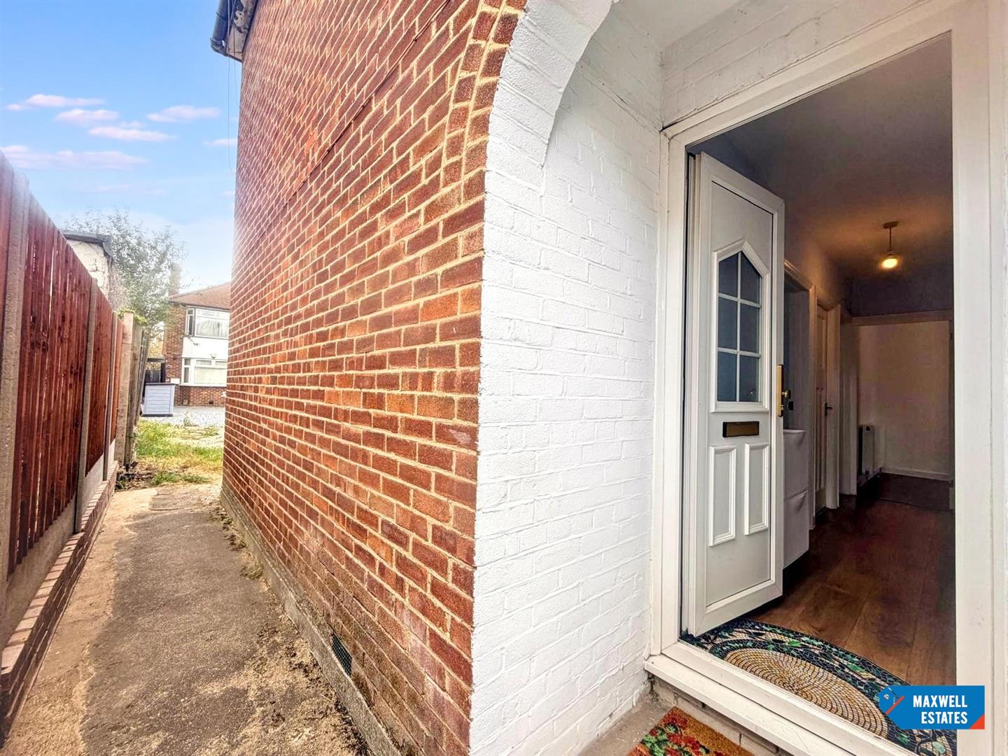 Flat Selwyn Court in Greater London