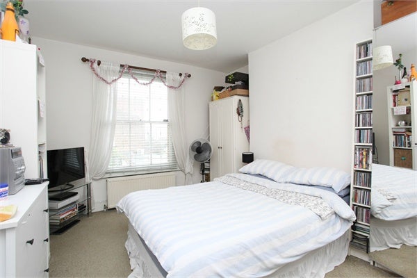 Flat Brackenbury Road in Greater London