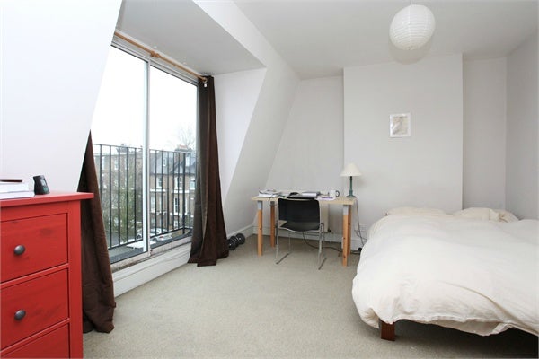 Flat Brackenbury Road in Greater London
