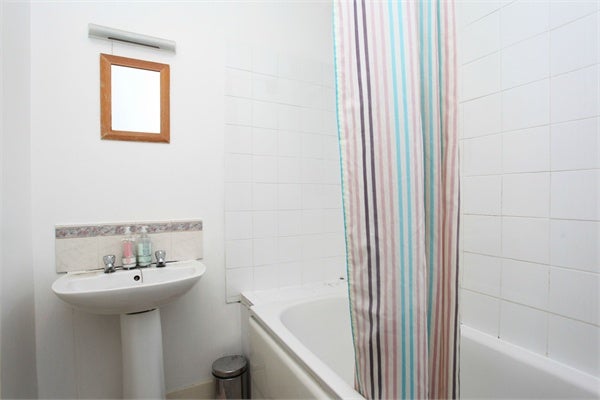 Flat Brackenbury Road in Greater London