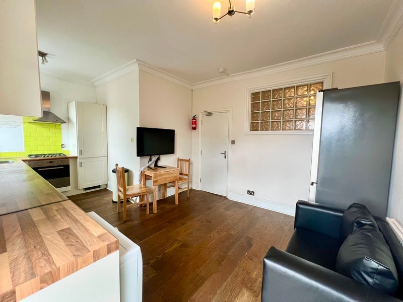 Room Long Lane in Greater London