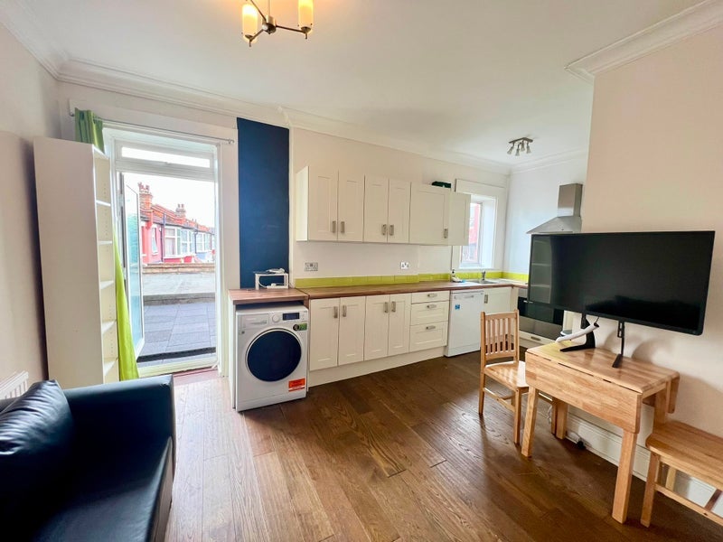 Room Long Lane in Greater London