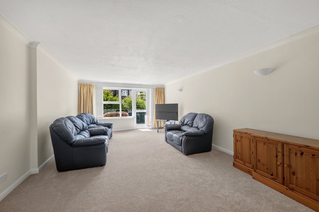 Flat Ridgway in Greater London