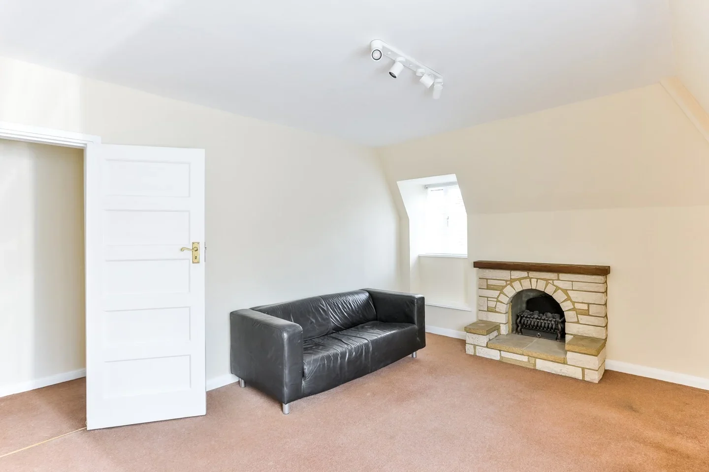 Flat Litchfield Way in Greater London