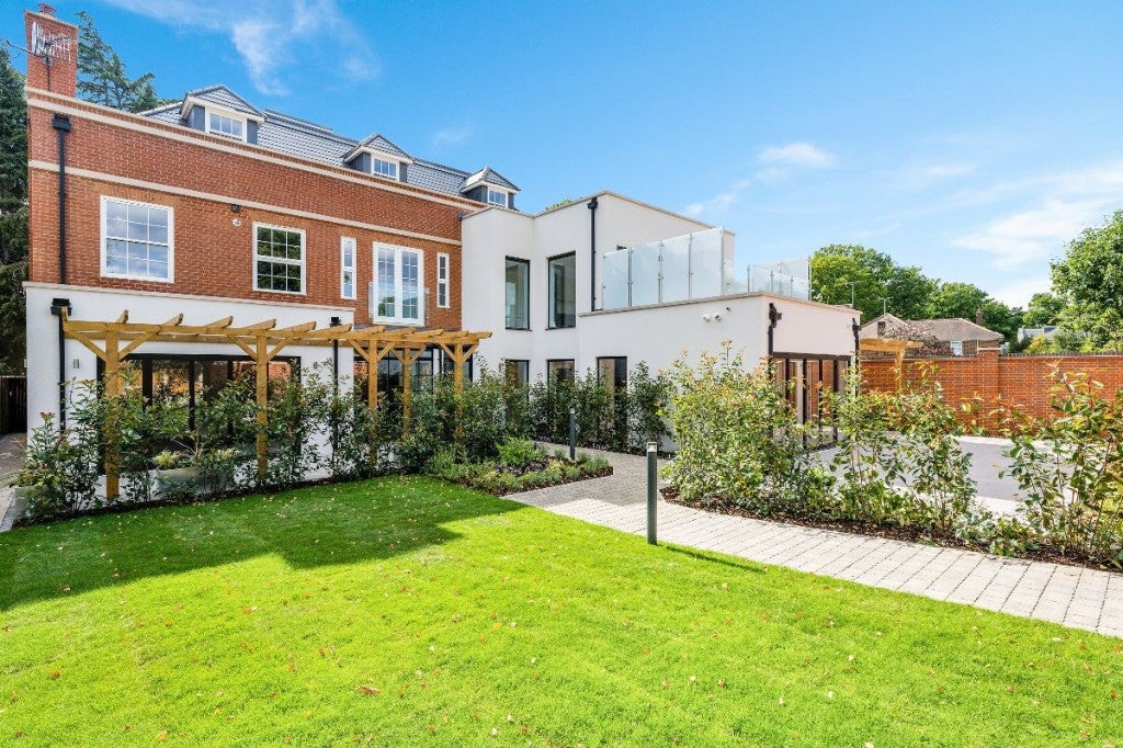 Flat Fairacres in Elmbridge