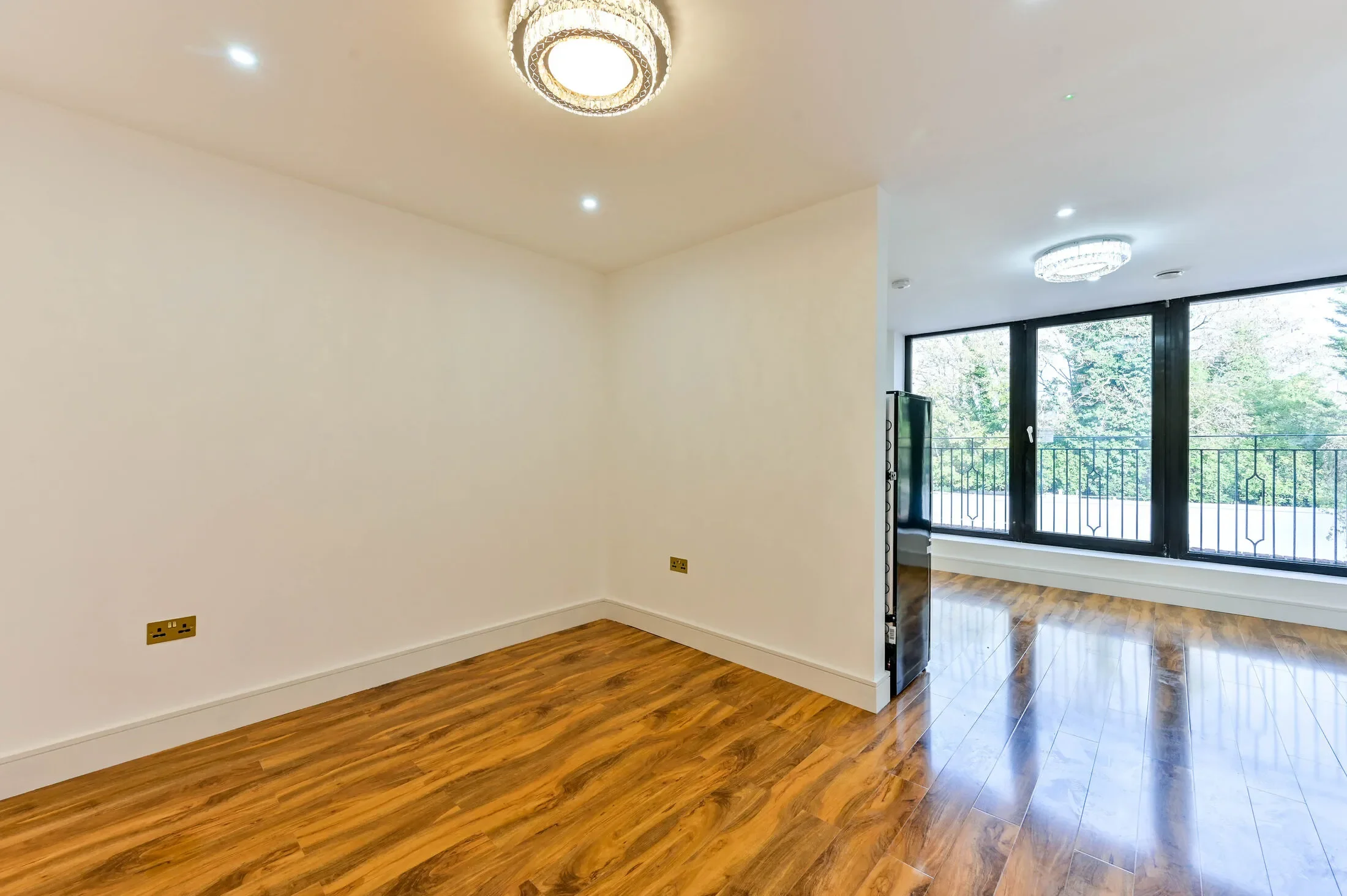 Flat Cobham Road in Greater London