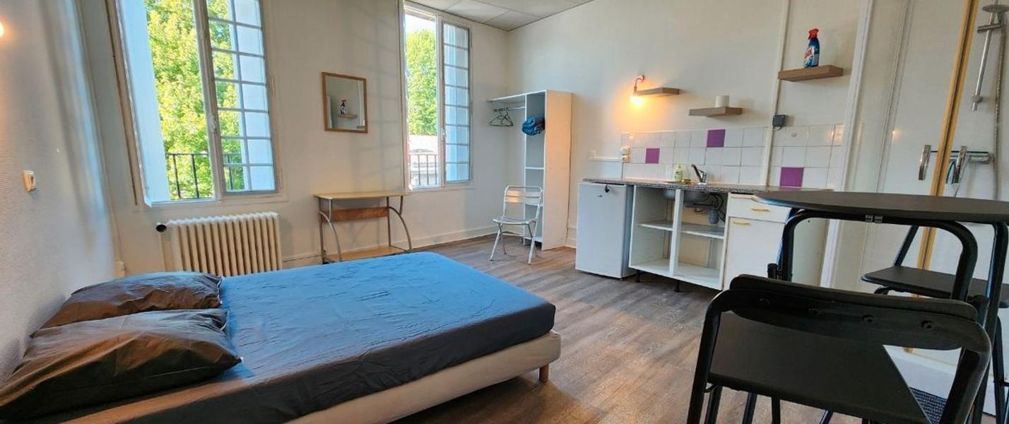 Room Rue des Treilles in Libourne