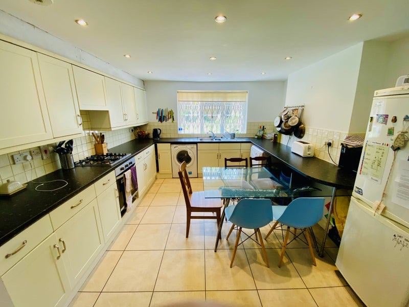 Room Mortimer Road in Greater London