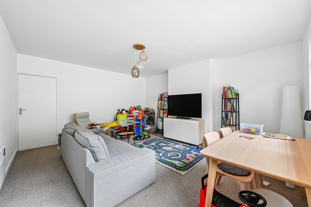 Flat Cambridge Road in Greater London