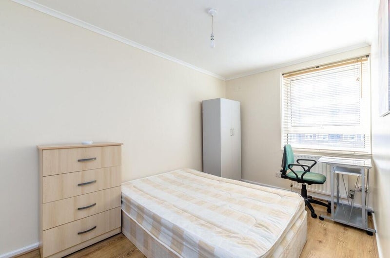 Room Crowndale Road in Greater London