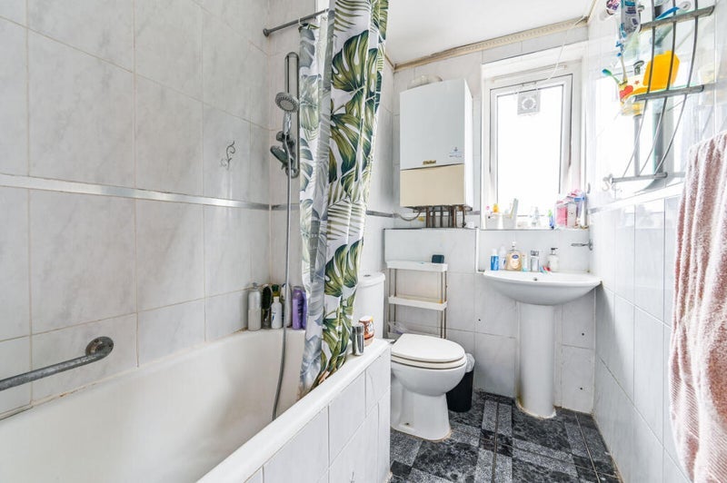 Room Crowndale Road in Greater London