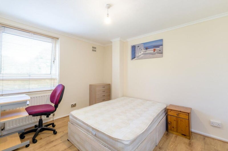 Room Crowndale Road in Greater London