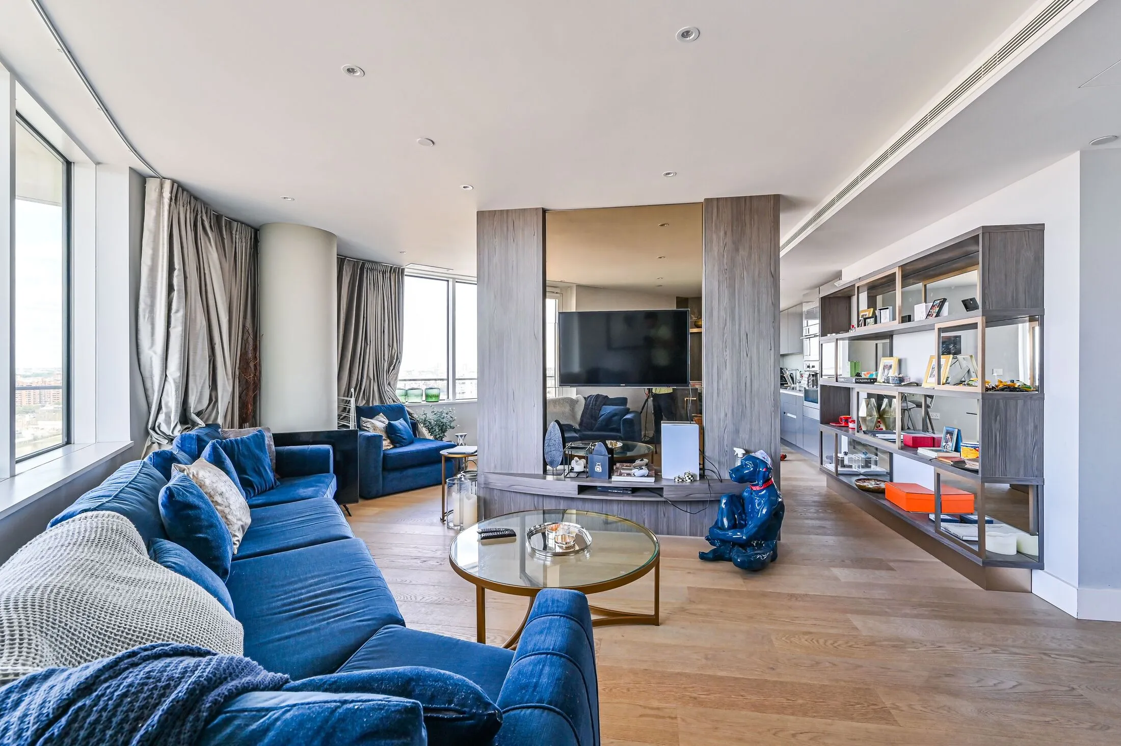 Flat Lombard Road in Greater London