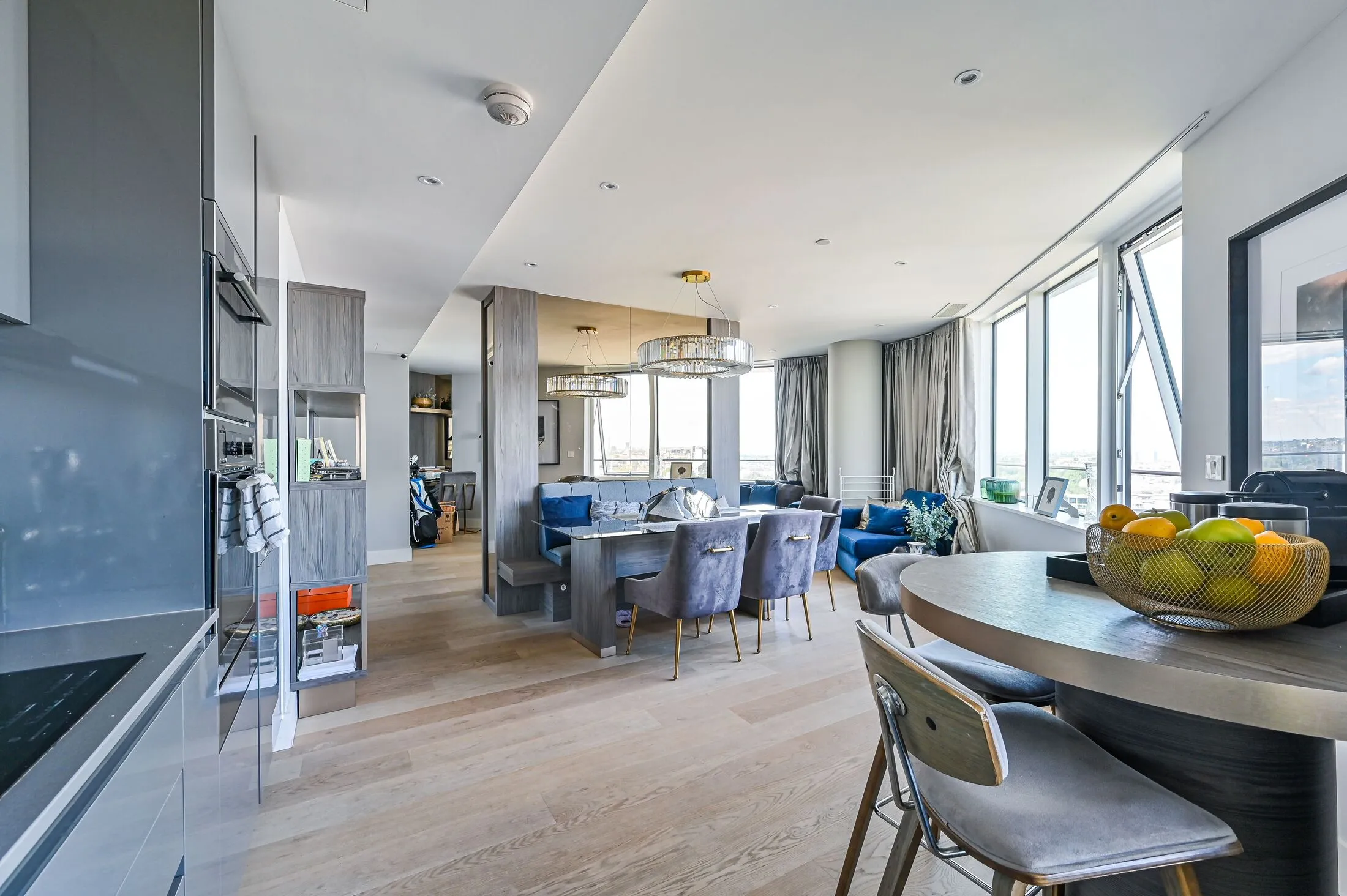 Flat Lombard Road in Greater London