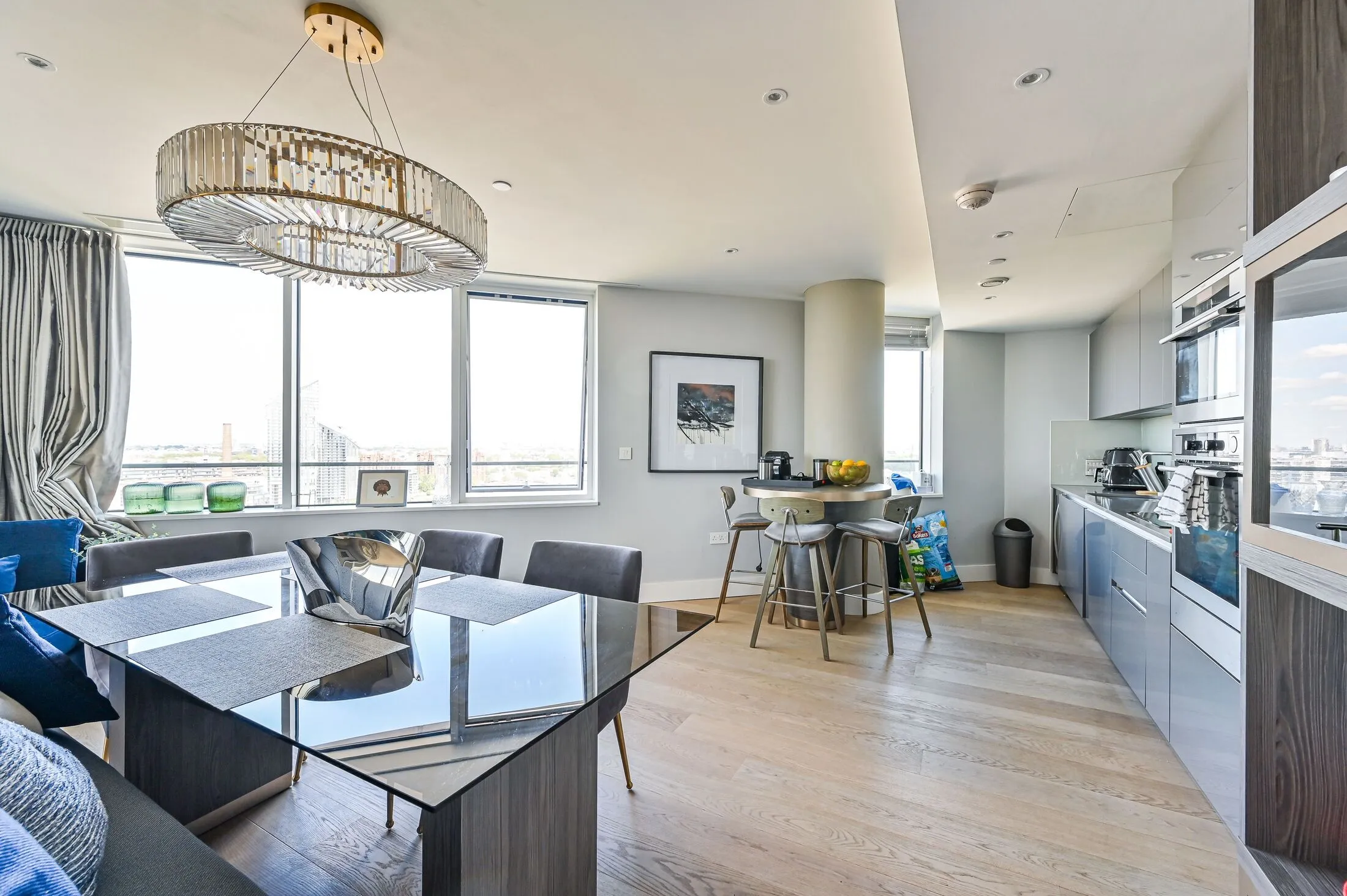 Flat Lombard Road in Greater London
