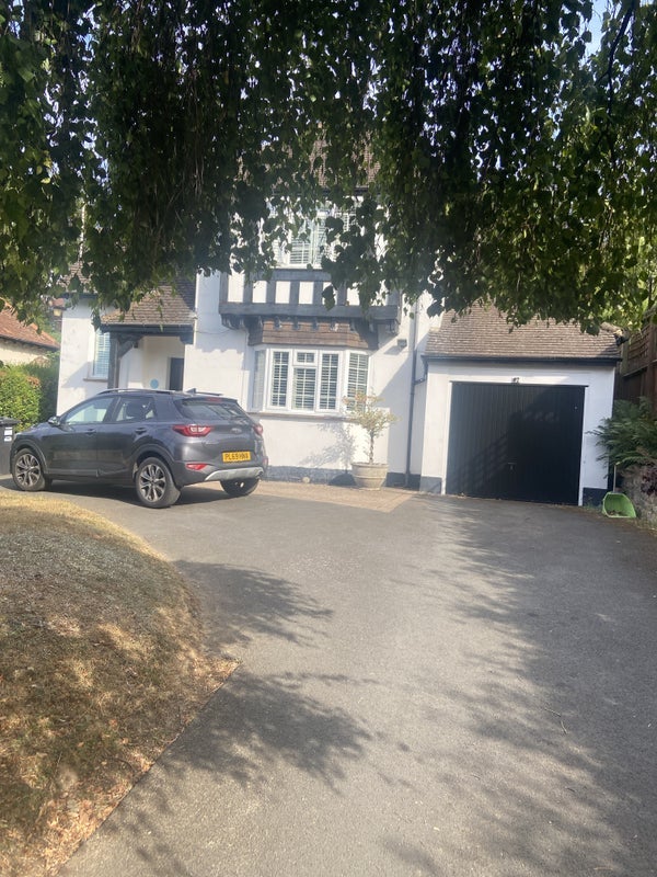 Room Harestone Hill in Caterham Valley