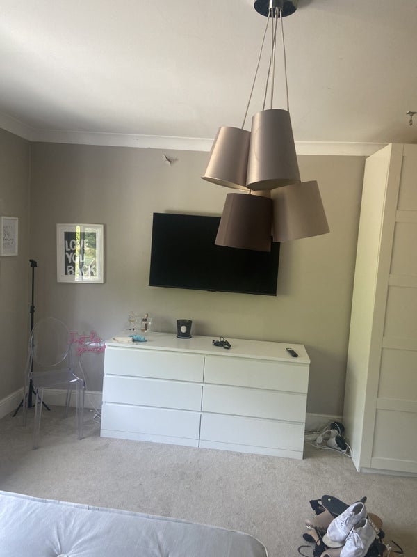 Room Harestone Hill in Caterham Valley