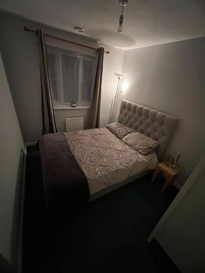 Room Lory Ridge in Surrey Heath