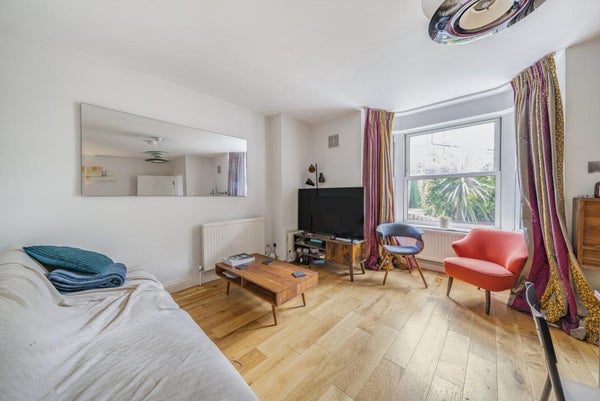 Flat Lilford Road in London