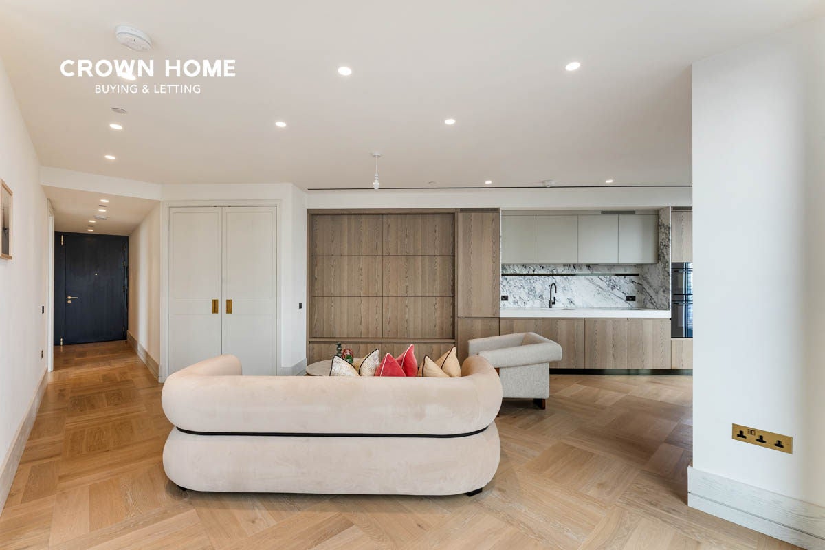 Flat Crown Place in Greater London