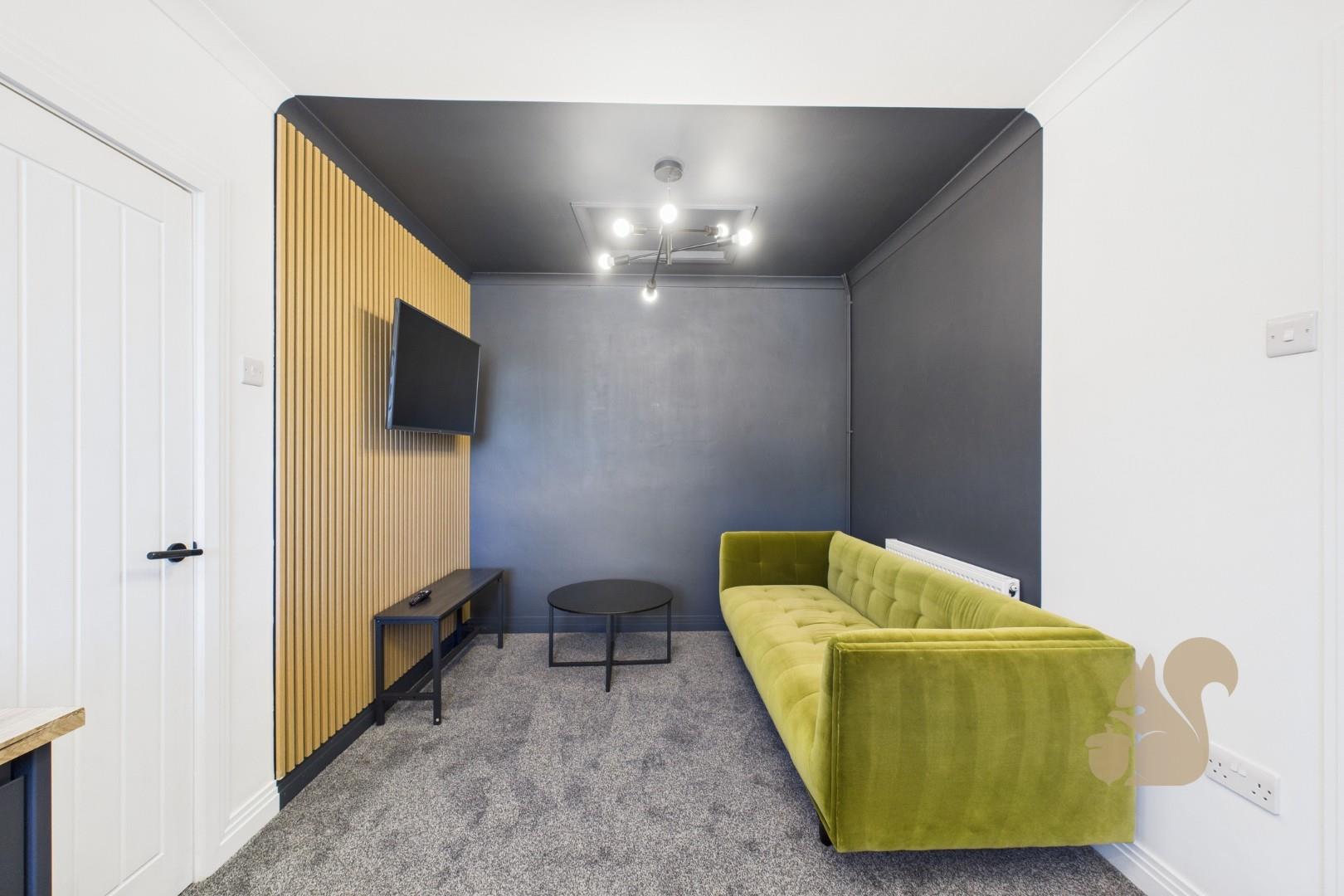 Room Sunrise Avenue in Chelmsford