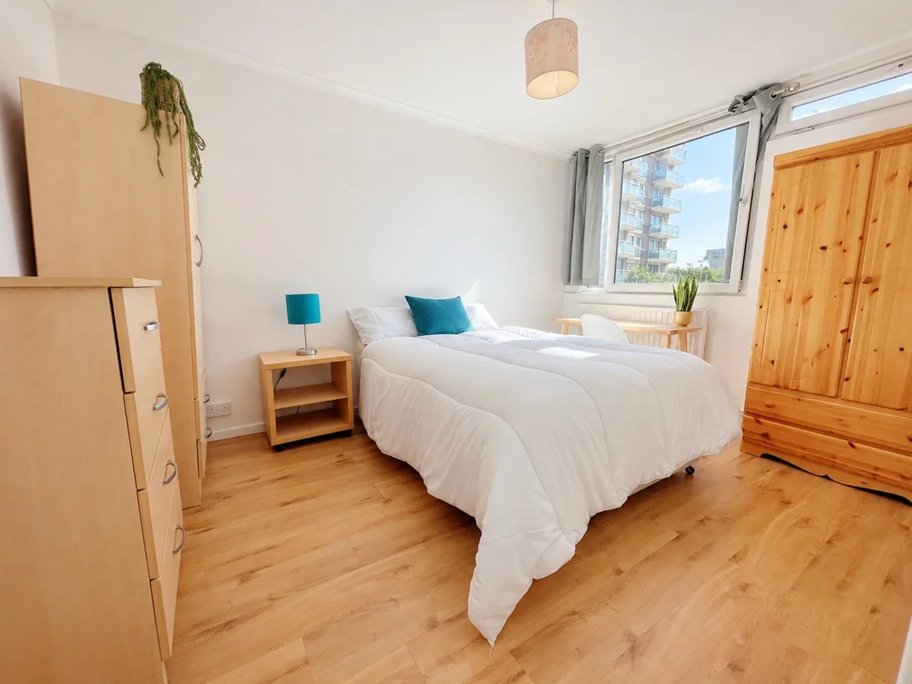 Room Cable Street in Greater London