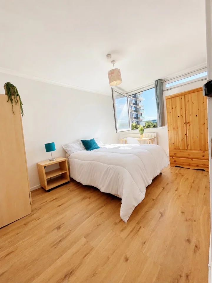 Room Cable Street in Greater London
