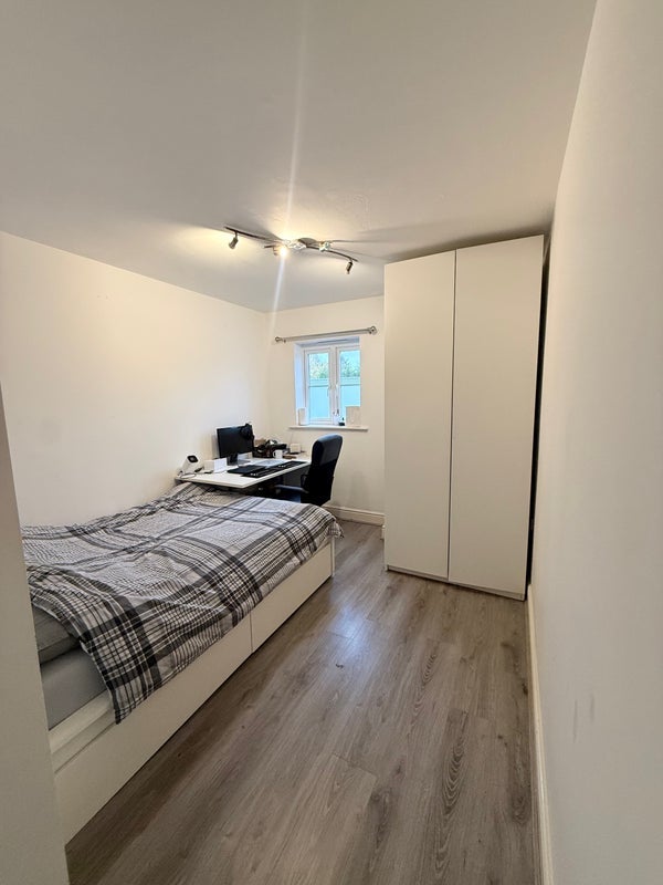 Room Farnburn Avenue in Slough
