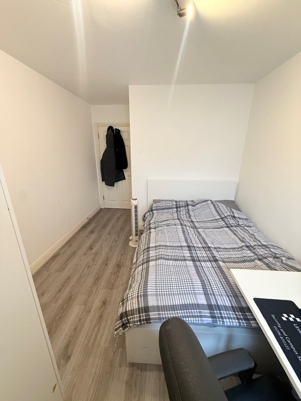 Room Farnburn Avenue in Slough