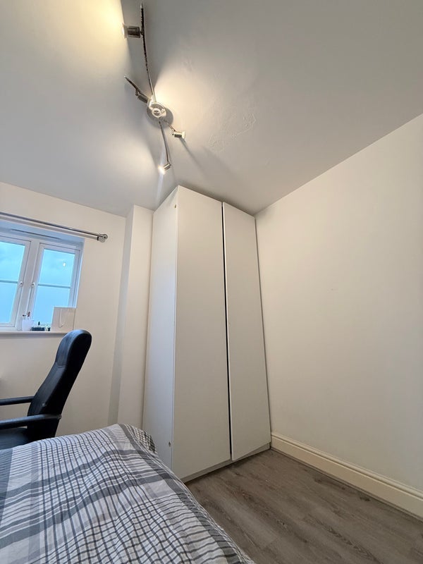 Room Farnburn Avenue in Slough