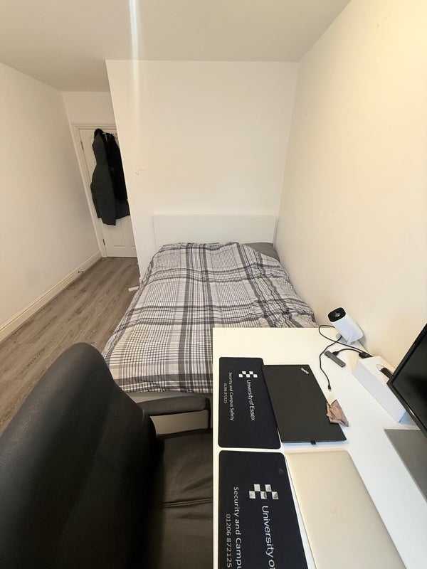 Room Farnburn Avenue in Slough
