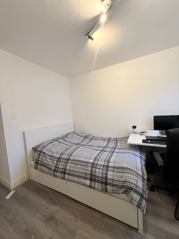 Room Farnburn Avenue in Slough
