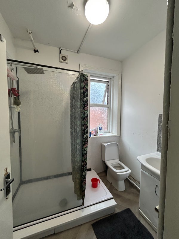 Room Wingrove Road in Newcastle upon Tyne