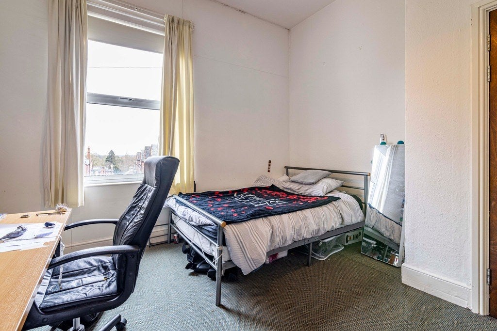 Room Burns Avenue in Nottingham