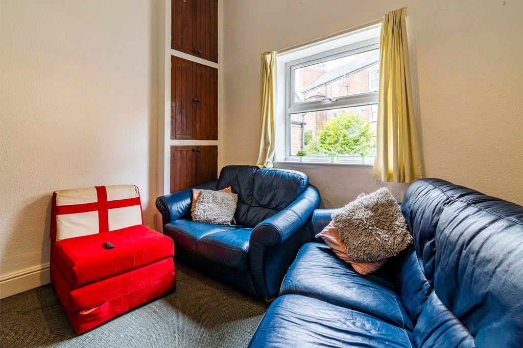 Room Burns Avenue in Nottingham
