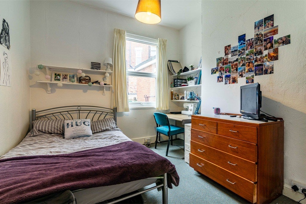 Room Burns Avenue in Nottingham