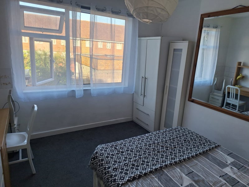 Room Phipps Bridge Road in Greater London