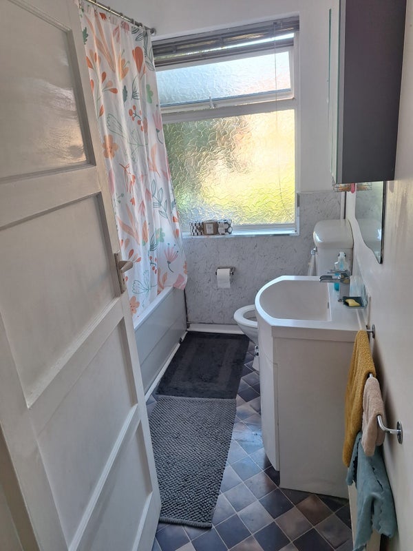 Room Phipps Bridge Road in Greater London