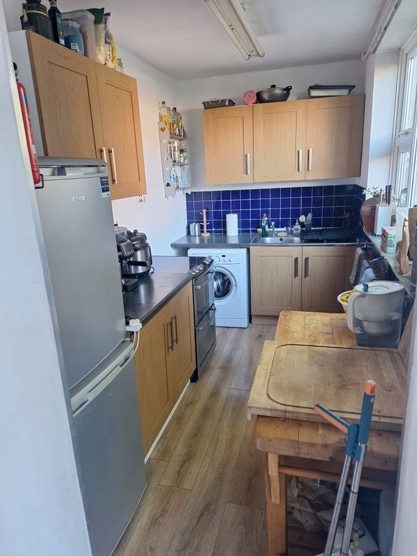 Room Phipps Bridge Road in Greater London