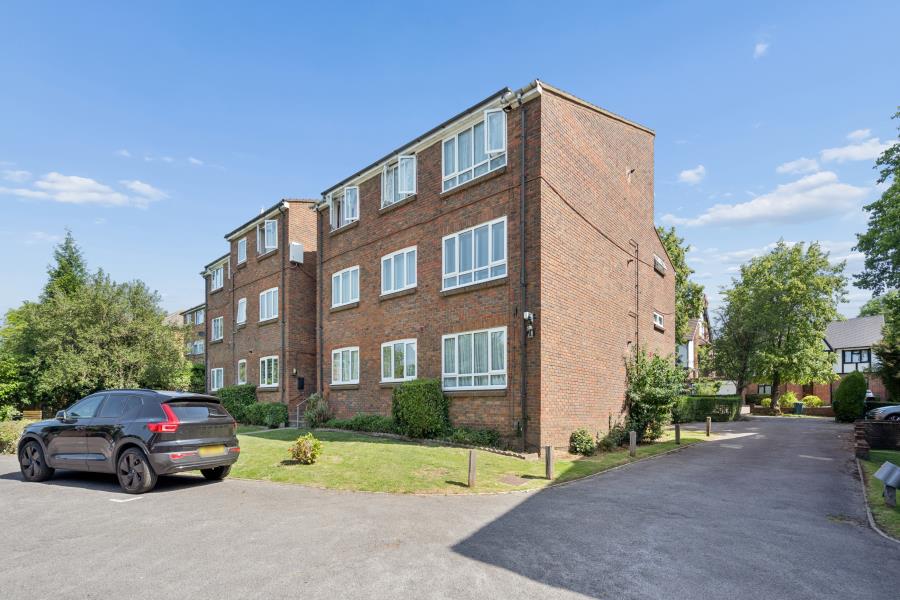 Flat Cherry Croft Gardens in Greater London