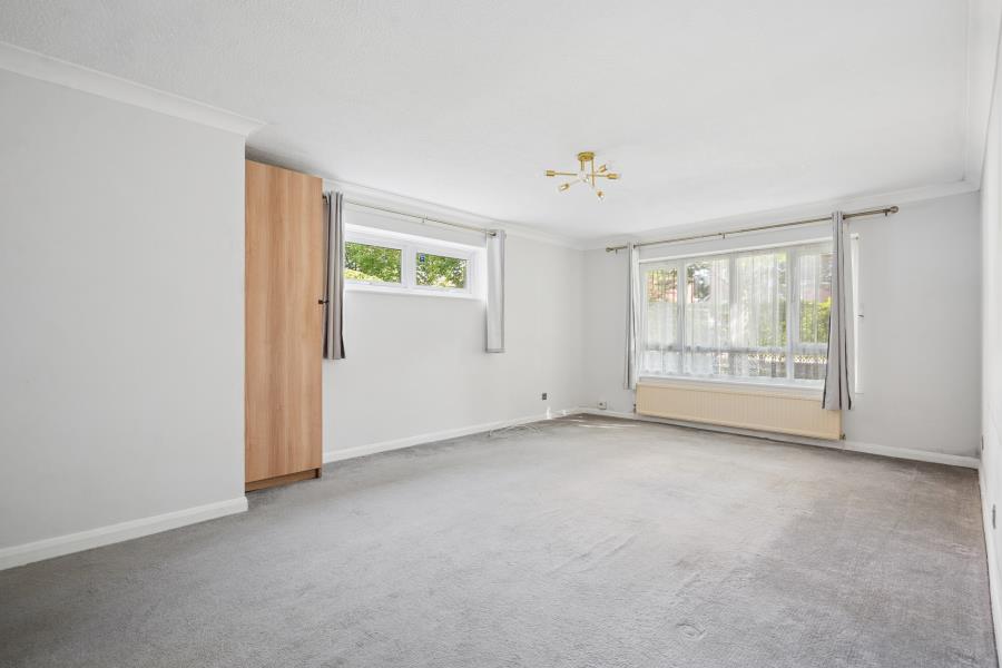 Flat Cherry Croft Gardens in Greater London
