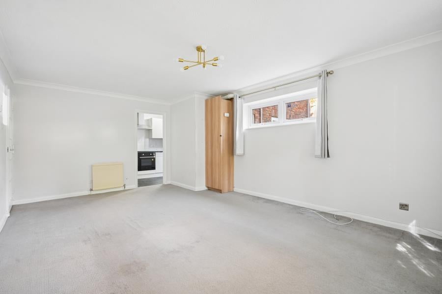 Flat Cherry Croft Gardens in Greater London