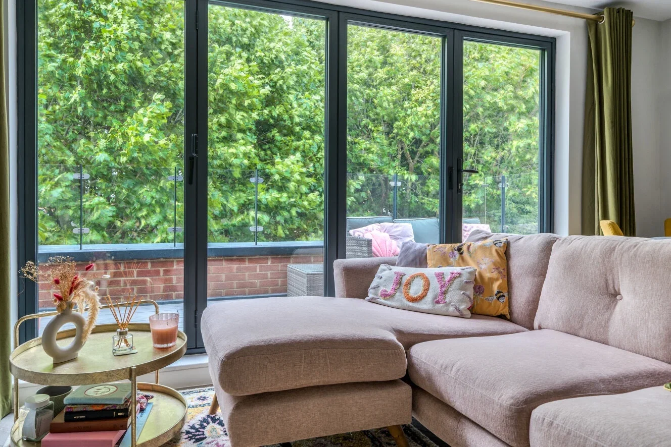 Flat Barrowgate Road in Greater London
